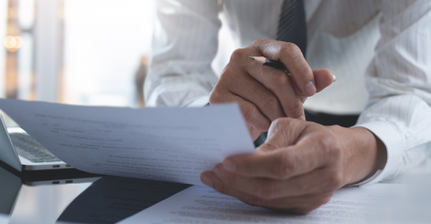 Man met papier in zijn hand is aan het lezen
